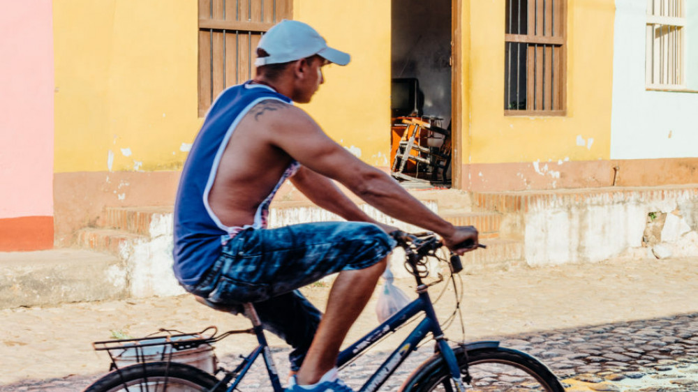 Fahrradfahrer auf nasser Stra?e (Martin M�ller)